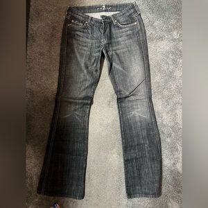 Jeans w/ Rhinestone detailed back pockets